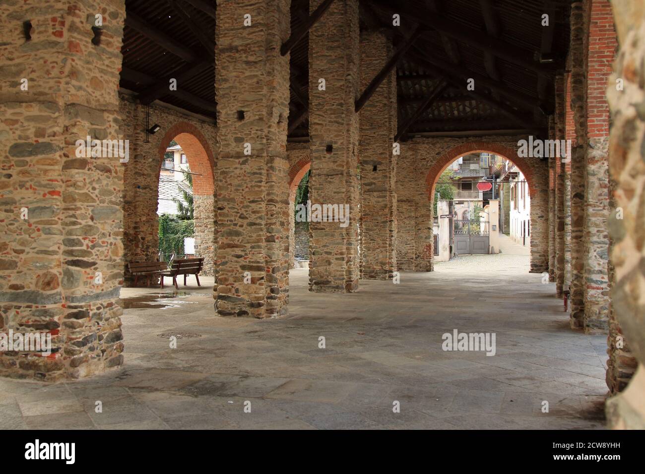 restaurato colonnato in mattoni per ospitare il mercato cittadino, in stile middleage italiano Foto Stock