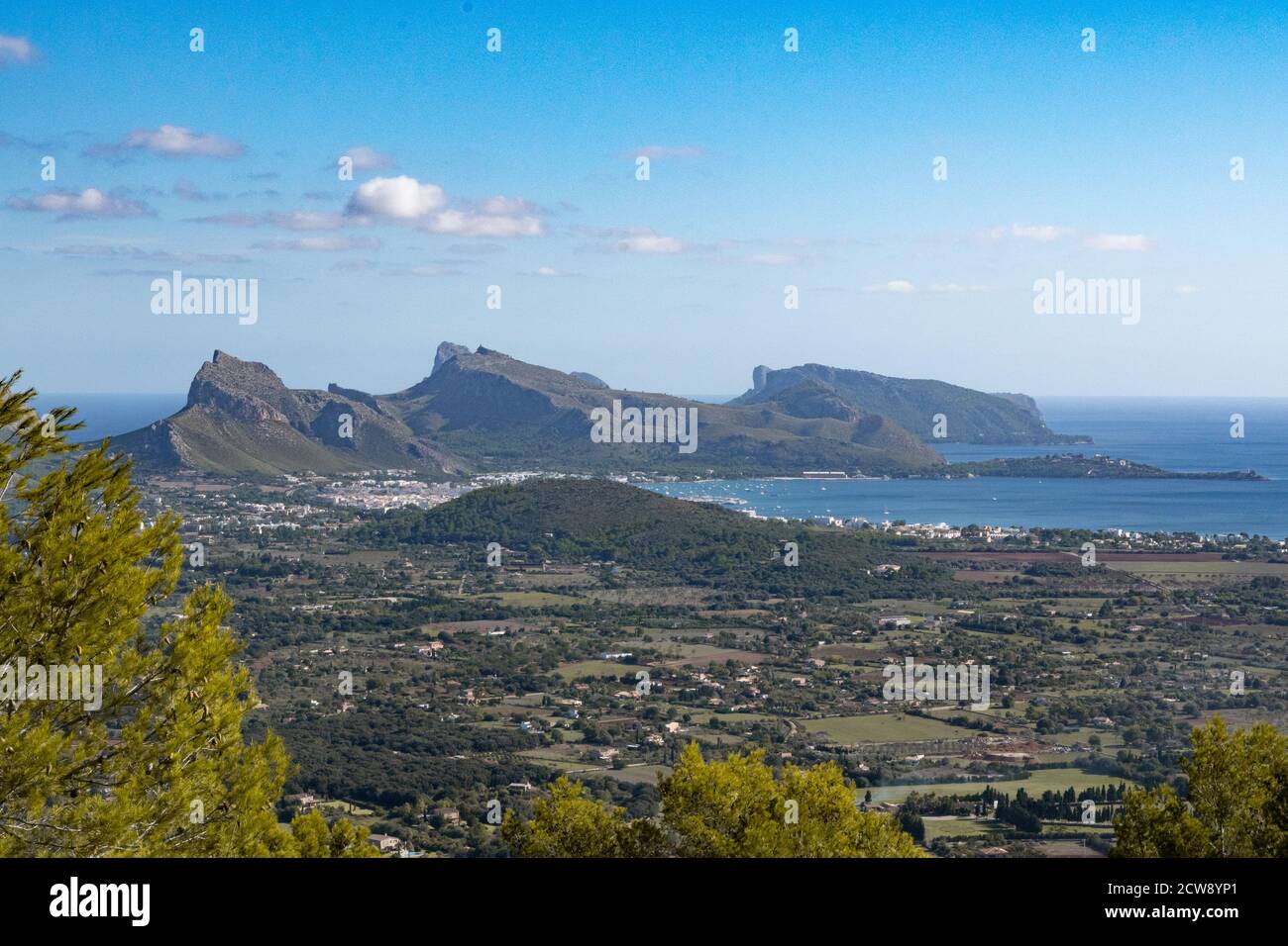 Vista di Port de Pollença una piccola città nella parte settentrionale di Maiorca, in Spagna, situata sulla baia di Pollença. Si trova a circa 6 km ad est della città interna o Foto Stock