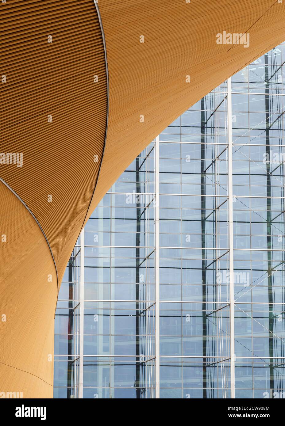 Parete astratta e moderna fatta di tavole di legno di abete rosso e facciata in vetro e acciaio di un moderno edificio per uffici a Helsinki, Finlandia. Foto Stock