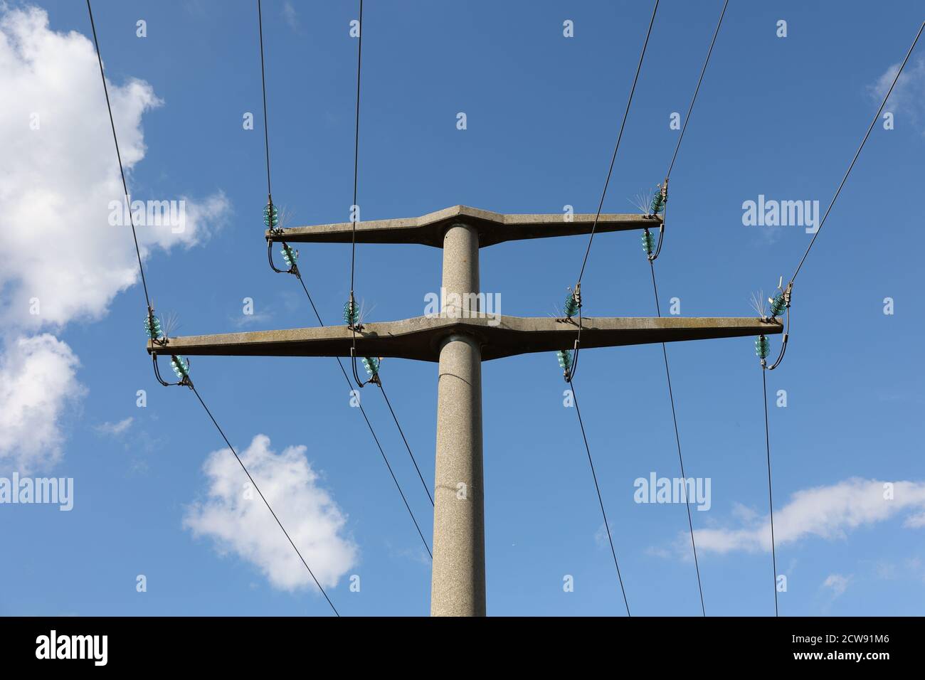 La trasmissione di potenza si masta contro un cielo blu Foto Stock