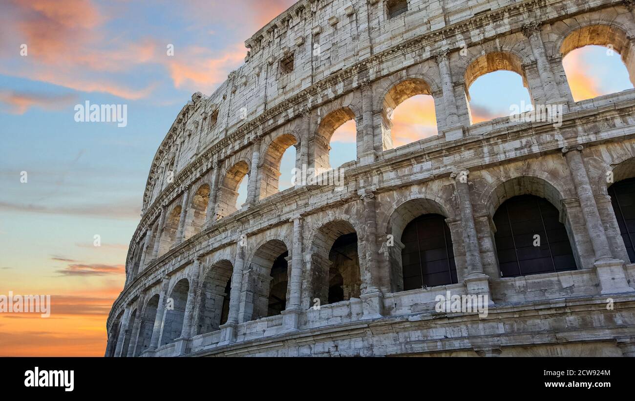 Il Colosseo a Roma, in prima serata con un cielo colorato sullo sfondo. Foto Stock