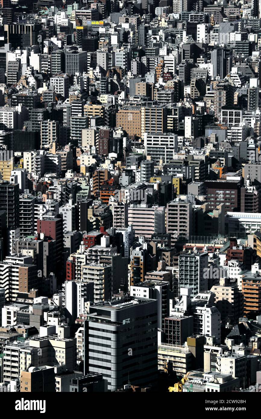 Il paesaggio urbano della città vecchia di Tokyo dove varie grandi e piccole gli appartamenti sono sovraffollati Foto Stock