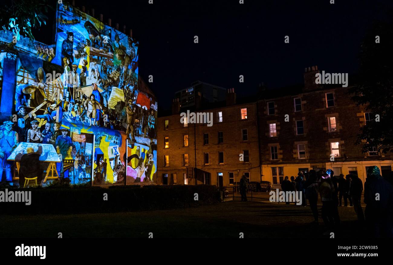 Leith, Edimburgo, Scozia, Regno Unito, 28 settembre 2020. Leith Lights Up: Una doppia proiezione di produzione illuminante su un murale locale che raffigura la storia sociale e industriale di Leith da parte degli artisti Tim Chalk e Paul Grime installati nel 1986. L'evento si svolge fino al 4 ottobre Foto Stock