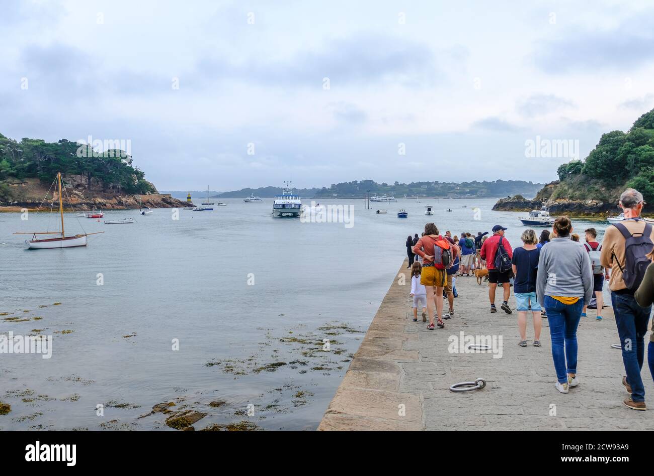 Ile de Brehat, Francia - 27 agosto 2019: Traghetto vicino al molo dell'isola Ile de Brehat in Cotes-d'Armor dipartimento della Bretagna, Francia Foto Stock