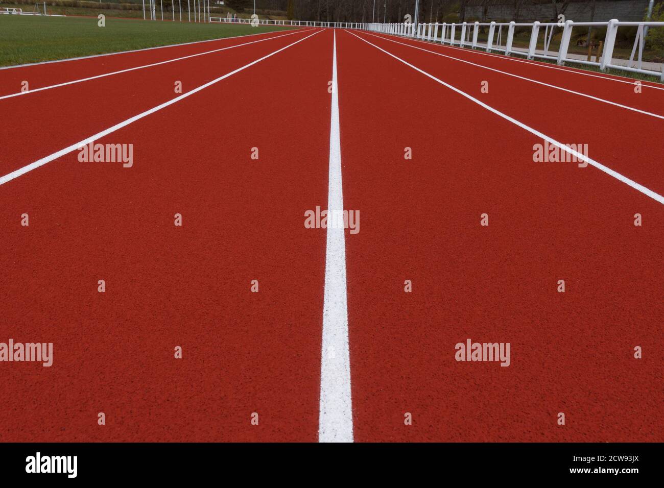 Pista da corsa nel piccolo stadio. Rivestimento in gomma. Foto Stock