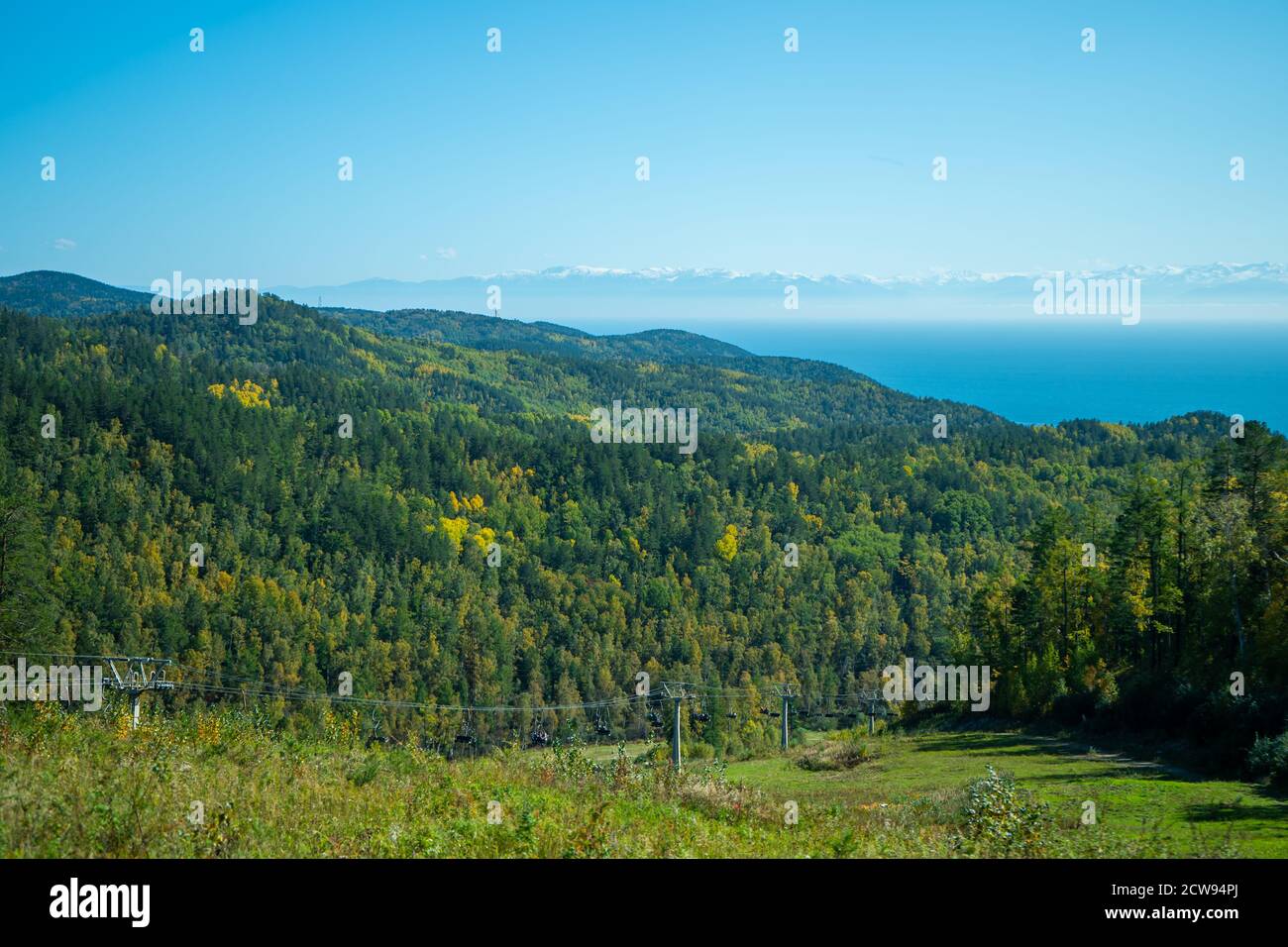 Paesaggio con vista sulla funivia e sul lago Baikal. Listvyanka, regione di Irkutsk Foto Stock