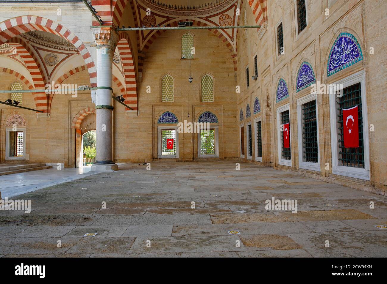 Una vista dal cortile interno della storica Moschea di Selimiye. E' patrimonio dell'umanità dell'UNESCO, costruito nel 1575. Edirne, Turchia Foto Stock
