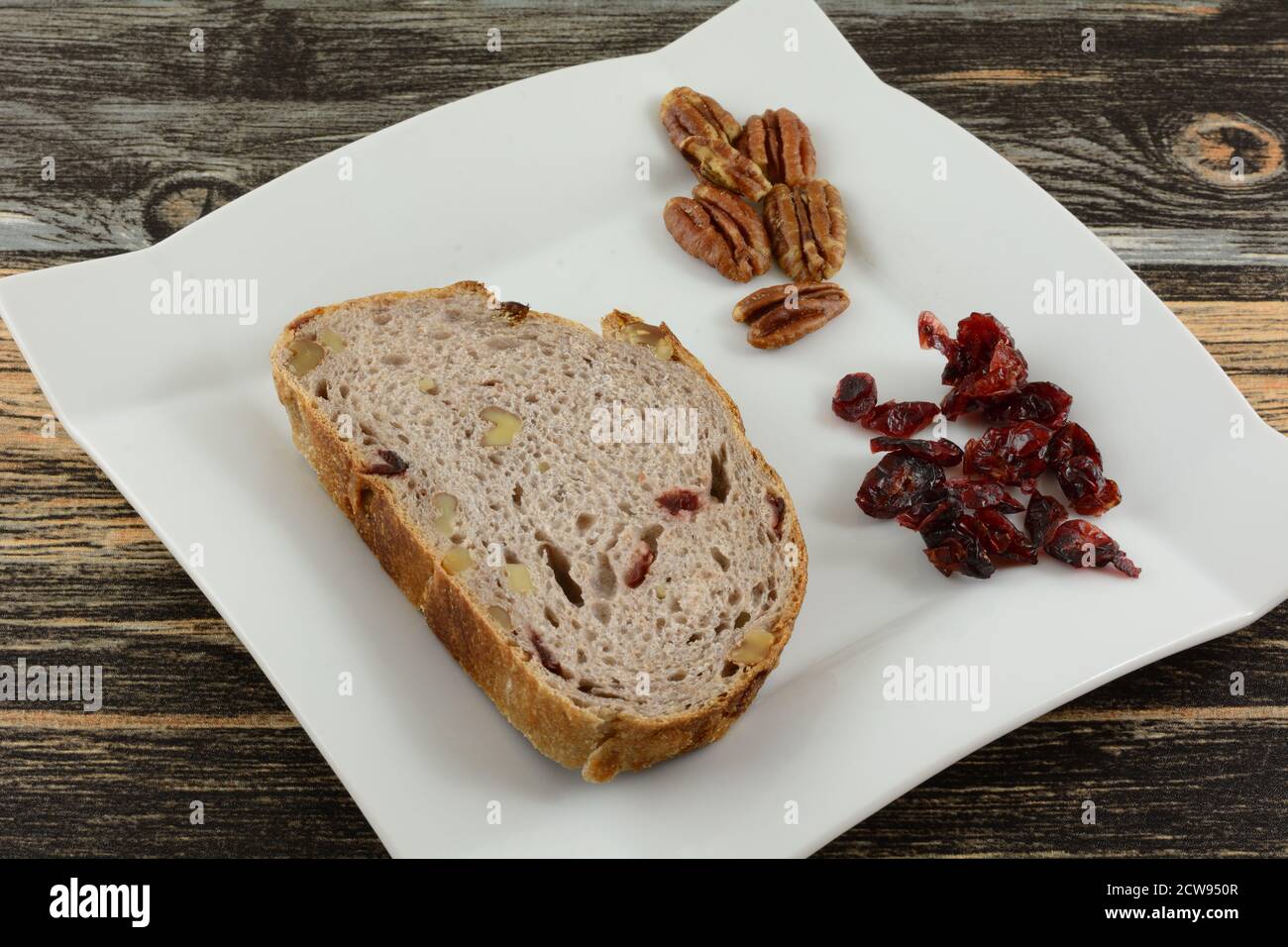 Fetta di pane di noce mirtillo con noci e mirtillo secco sul tavolo Foto Stock