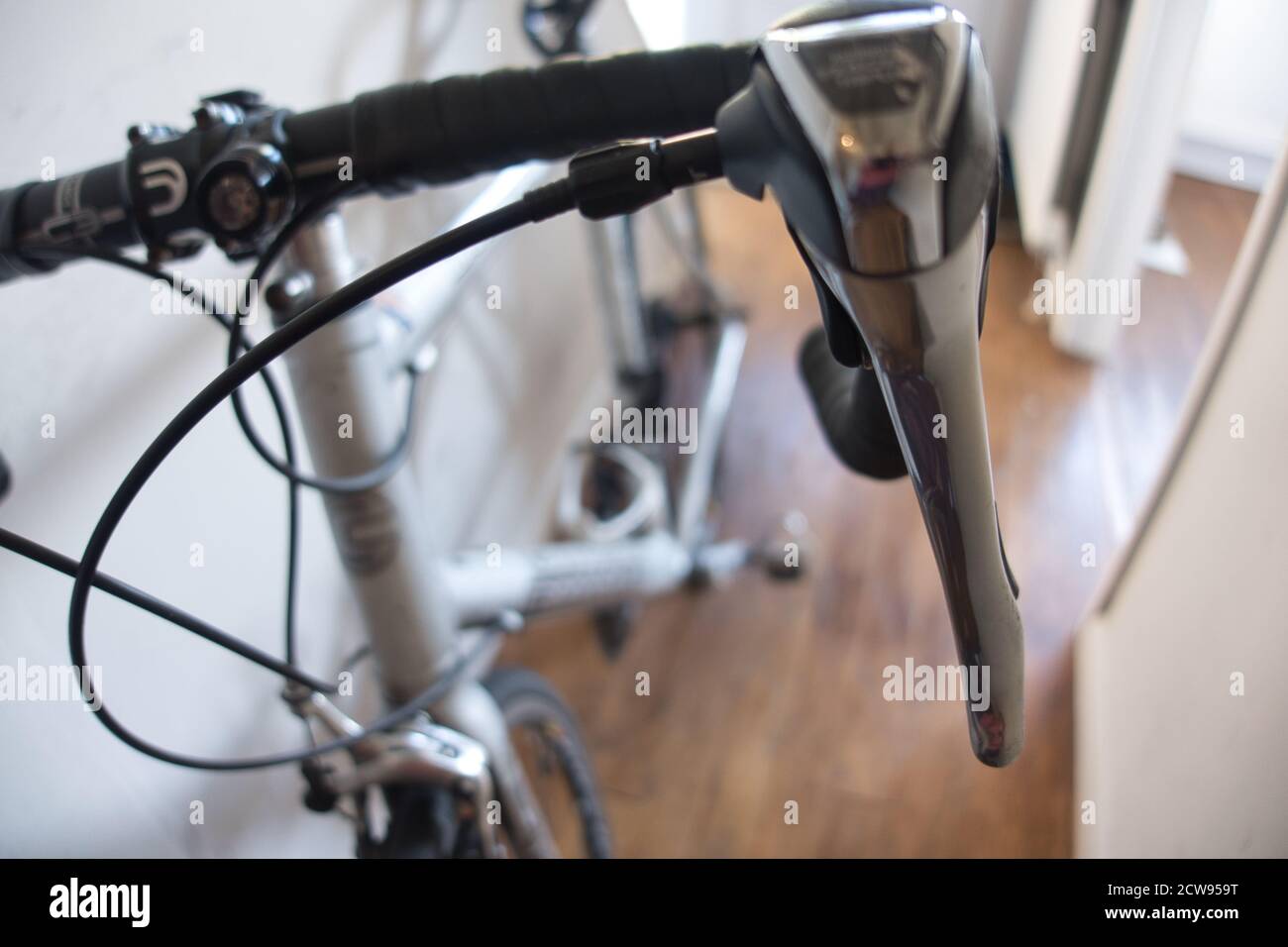 Leva da corsa per bici da strada sul manubrio di discesa con selettore marce  integrato Foto stock - Alamy