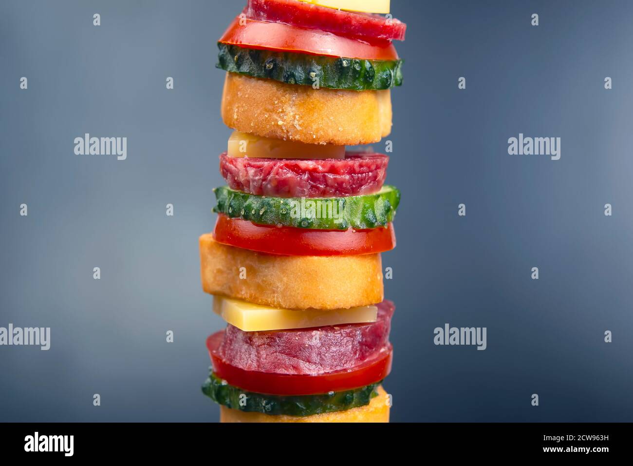 ​​pieces di salsiccia, salame, formaggio, cetriolo e pomodoro. fast food. ingredienti per pizza. calorie e dieta Foto Stock