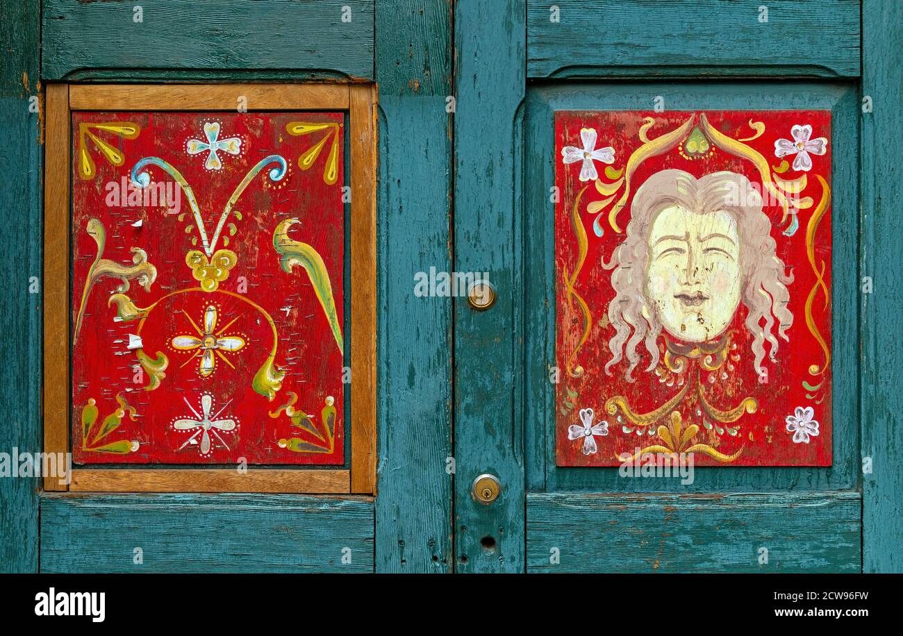 Decorazione della porta nel centro della città con sfondo di legno turchese, la Paz, Bolivia. Foto Stock