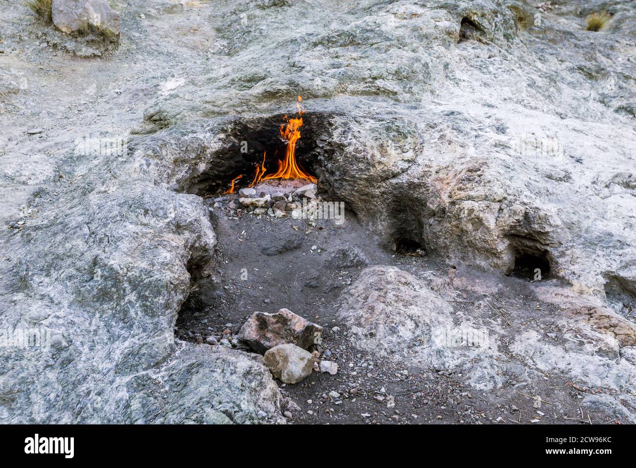 Masterizzazione Yanartas pietre è una caratteristica geografica vicino alla valle di Olympos e parco nazionale nella provincia di Antalya nel sud-ovest della Turchia Foto Stock