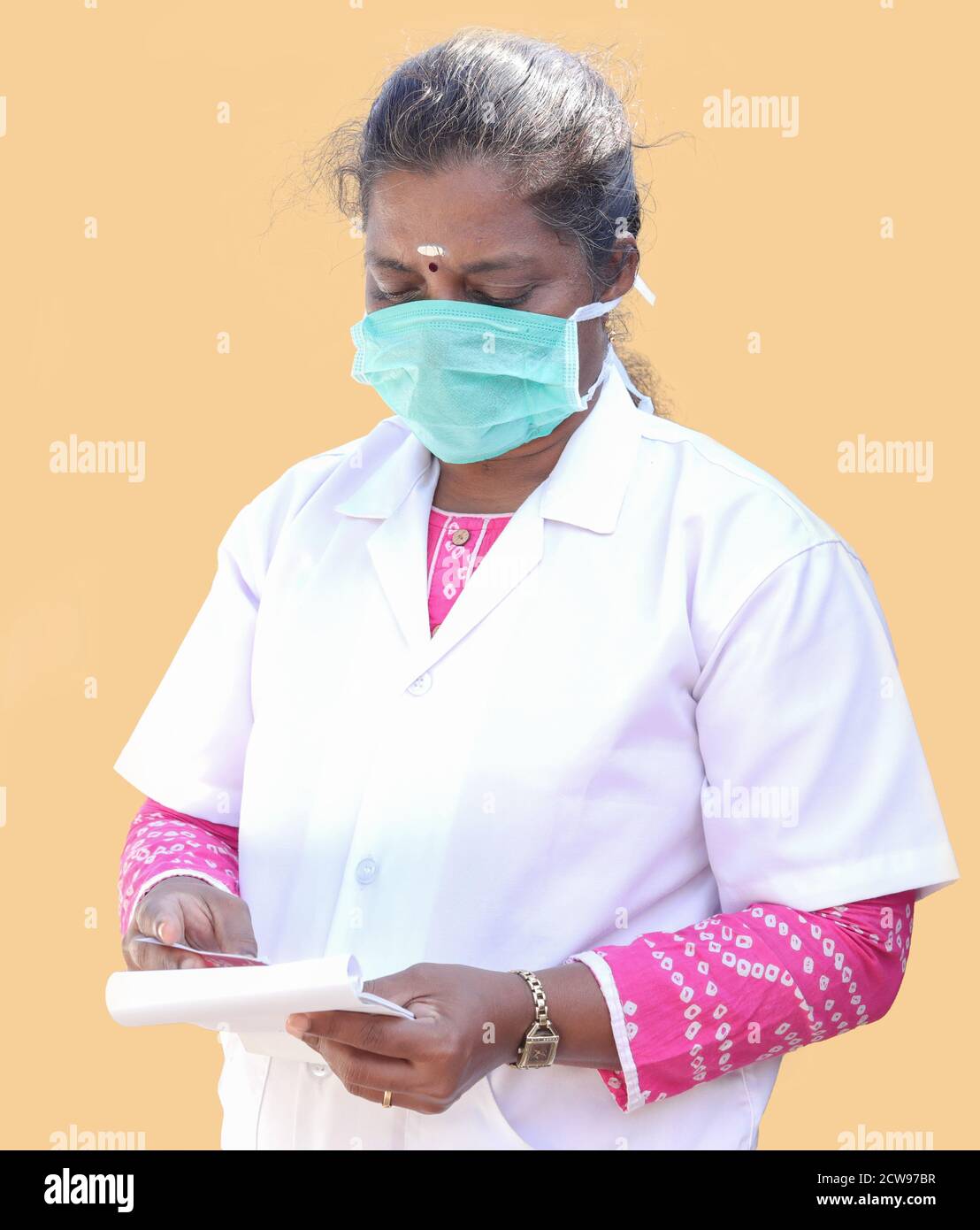 femmina medico medico scrittura note paziente isolato su giallo sfondi Foto Stock