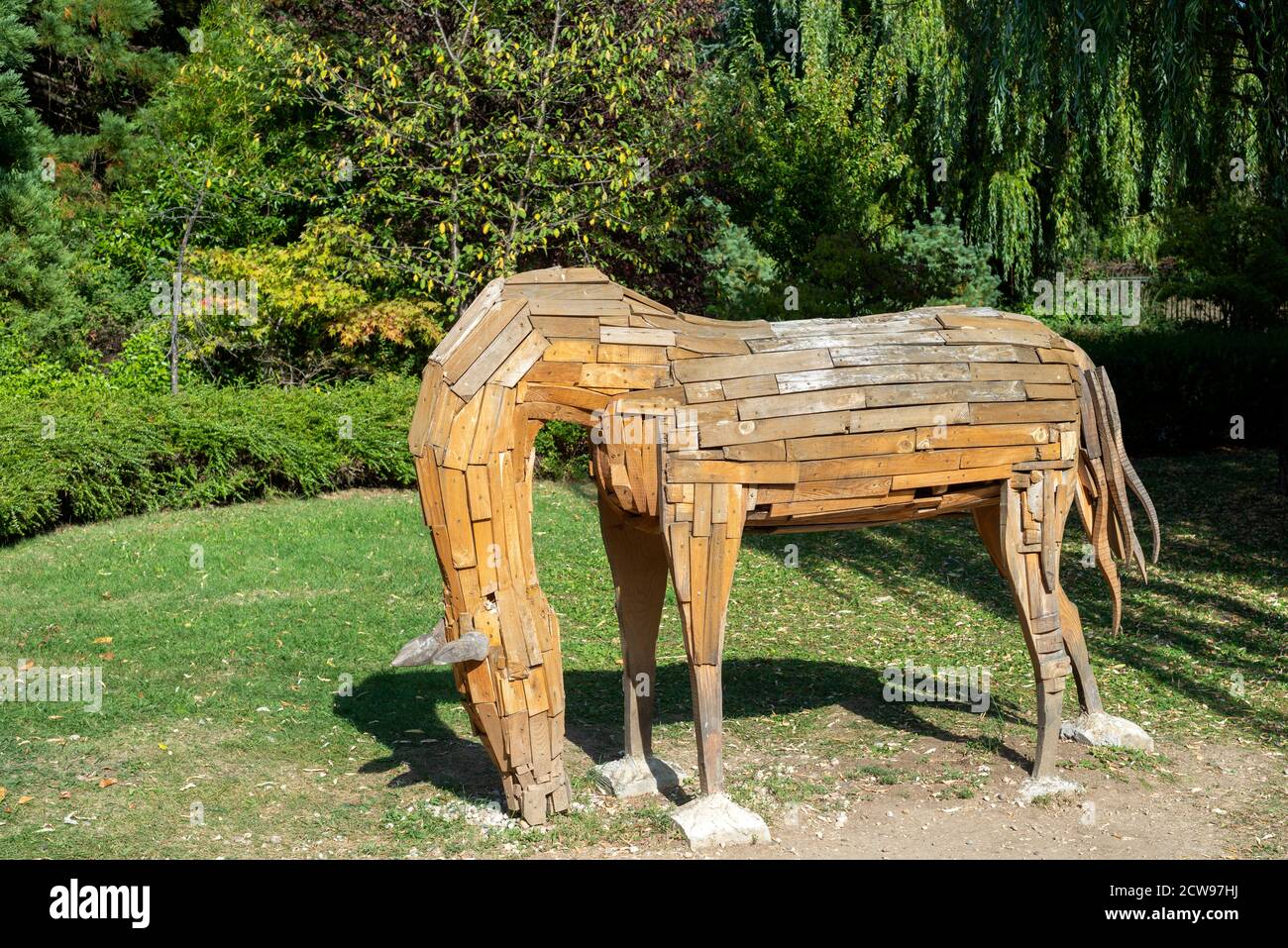 Scultura di cavallo in legno intemperie nello zoo di Sofia B,ulgaria Foto Stock