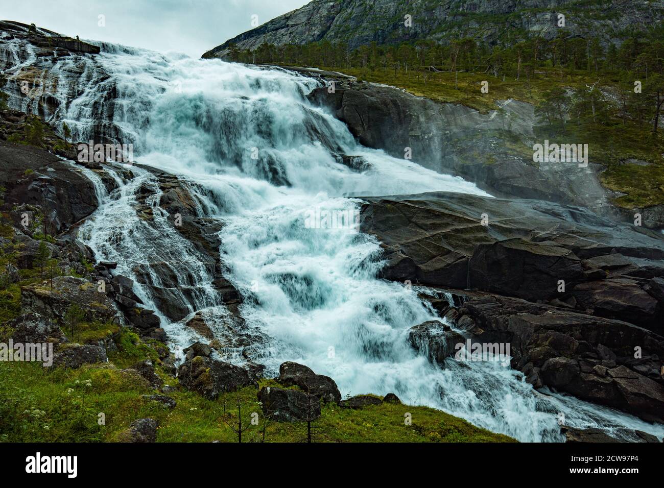 Cascate di Nyastolfossen, la seconda in cascata di quattro cascate nella  valle di Husedalen, Kinsarvik, Norvegia Foto stock - Alamy