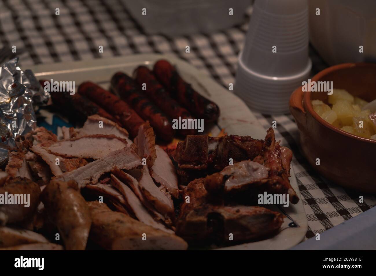 Carne alla griglia e hot dog su un piatto da portata Foto Stock