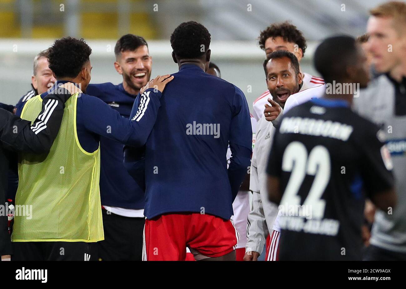 28 settembre 2020, Renania Settentrionale-Vestfalia, Paderborn: Calcio: 2 Bundesliga, SC Paderborn 07 - Hamburger SV, 2° incontro nella Benteler Arena. Klaus Gjasula (l-r) e l'allenatore Daniel Thioune di Amburgo celebrano la vittoria alla fine del gioco nella cerchia degli altri giocatori. Amburgo ha vinto con 3:4. Foto: Friso Gentsch/dpa - NOTA IMPORTANTE: In conformità con le norme del DFL Deutsche Fußball Liga e del DFB Deutscher Fußball-Bund, è vietato sfruttare o sfruttare nello stadio e/o nel gioco le fotografie scattate sotto forma di sequenze di immagini e/o video- Foto Stock