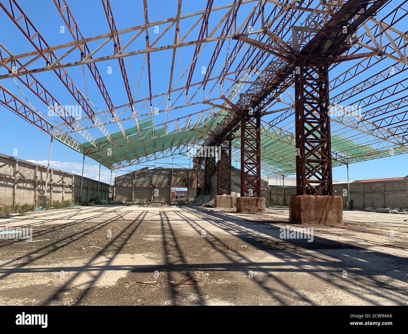 Territorio di una fabbrica di sale chiusa abbandonata a Ulcinj, Montenegro. Impressionante atmosfera di declino e decadenza. Paesaggio apocalittico industriale. Foto Stock