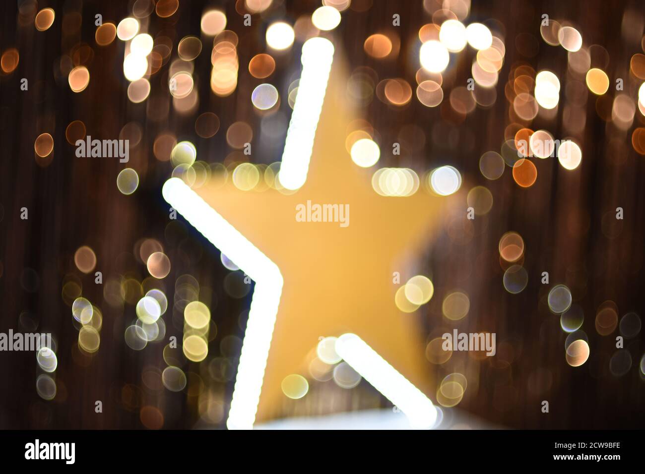 sfondo dorato con luci stelle incandescenti e bellissimo bokeh Foto Stock