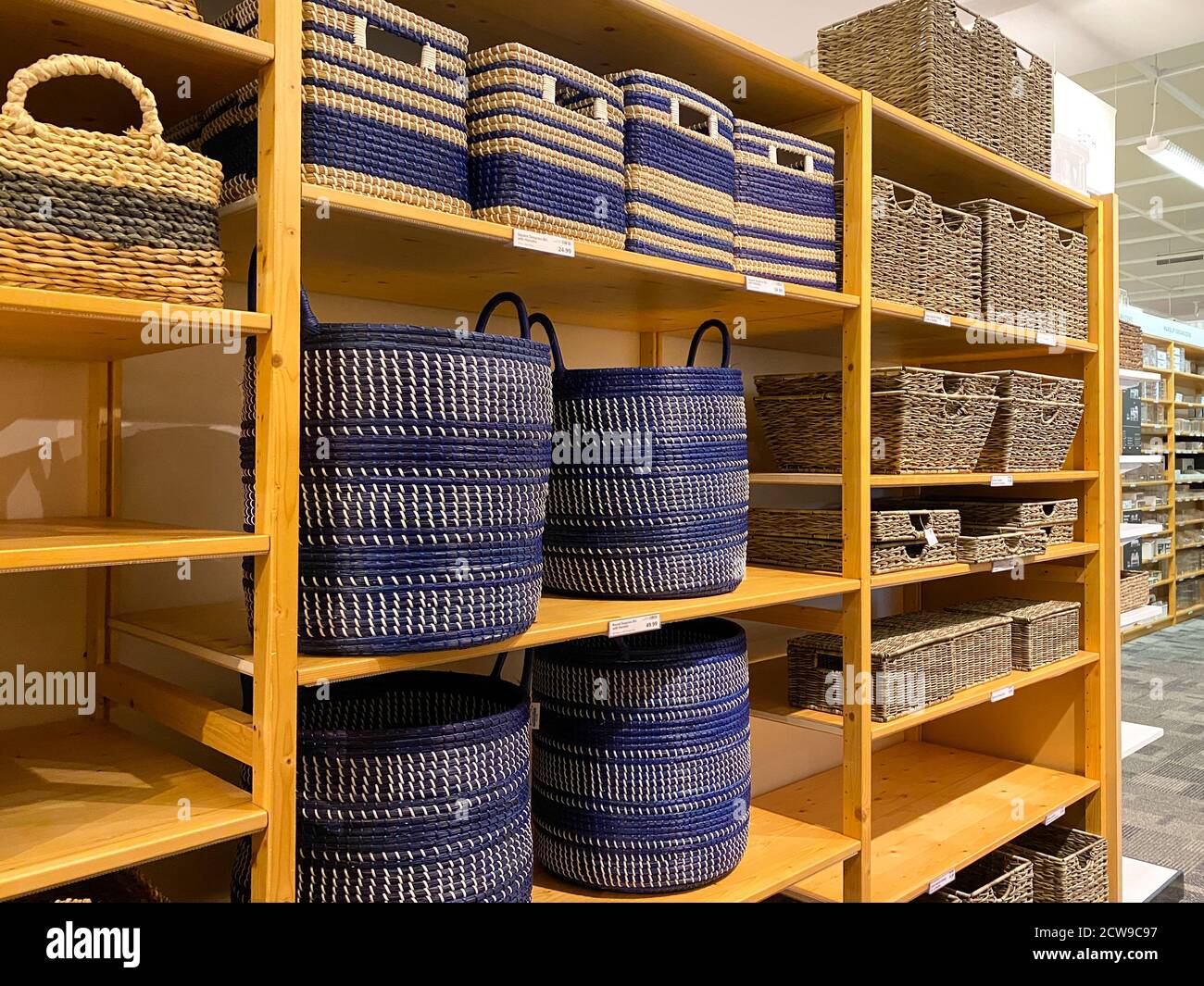 Orlando, FL/USA-9/28/20: Una mostra di bellissimi cestini al negozio di organizzazione al dettaglio Container Store. Foto Stock