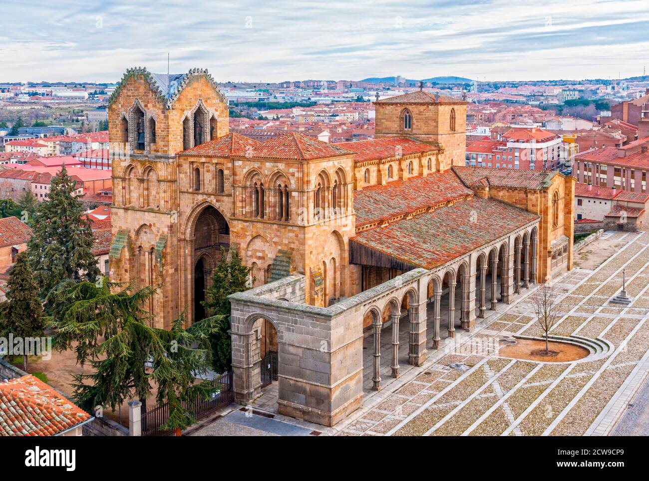 Basílica de San Vicente desde las murallas de Ávila. Castilla León. España Foto Stock