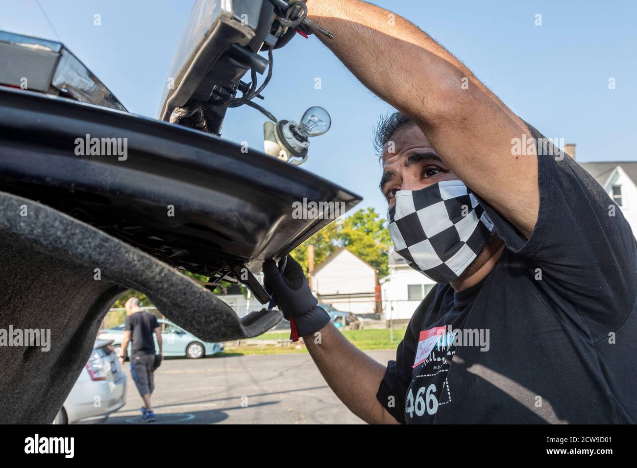 Ypsilanti, Michigan - la meccanica professionale e dilettante dell'automobile ha fatto le riparazioni libere dell'automobile ad una clinica tirata sopra di prevenzione. L'evento mirava ad aiutare la comunicazione Foto Stock