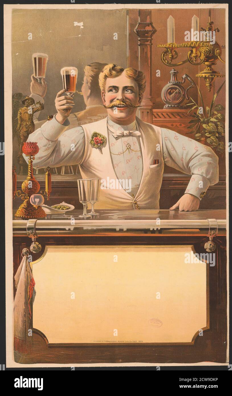 Cromolithograph pubblicitario del XIX secolo che mostra un barista sorridente in piedi dietro un bar che tiene un bicchiere di birra, Cincinnati, OH, 1889. (Foto di RBM Vintage Images) Foto Stock