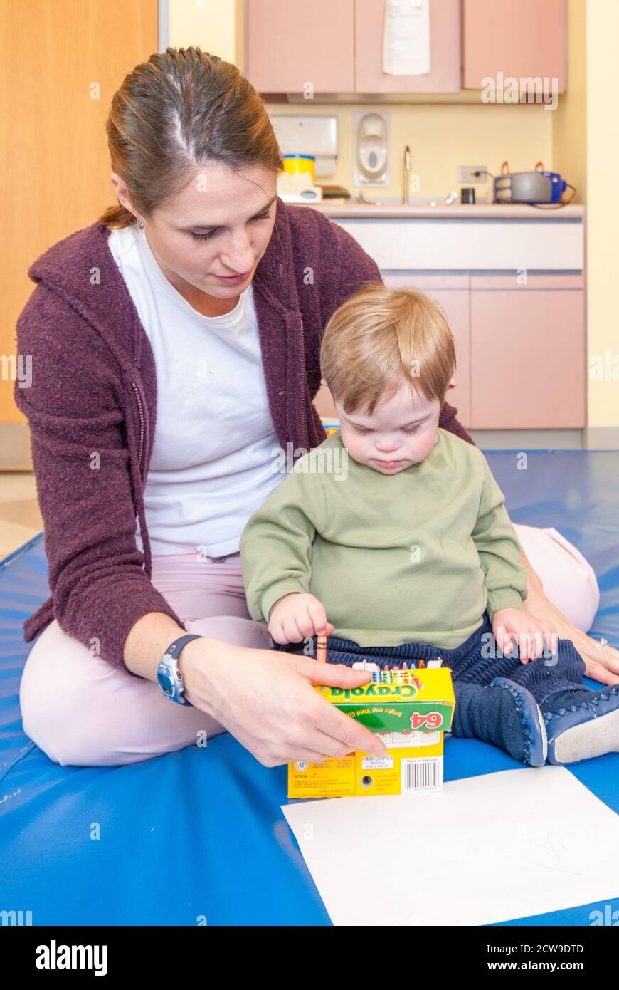 Charlie, un bambino con la sindrome di Down, va alla terapia ogni giorno per imparare a far fronte nel mondo. Foto Stock