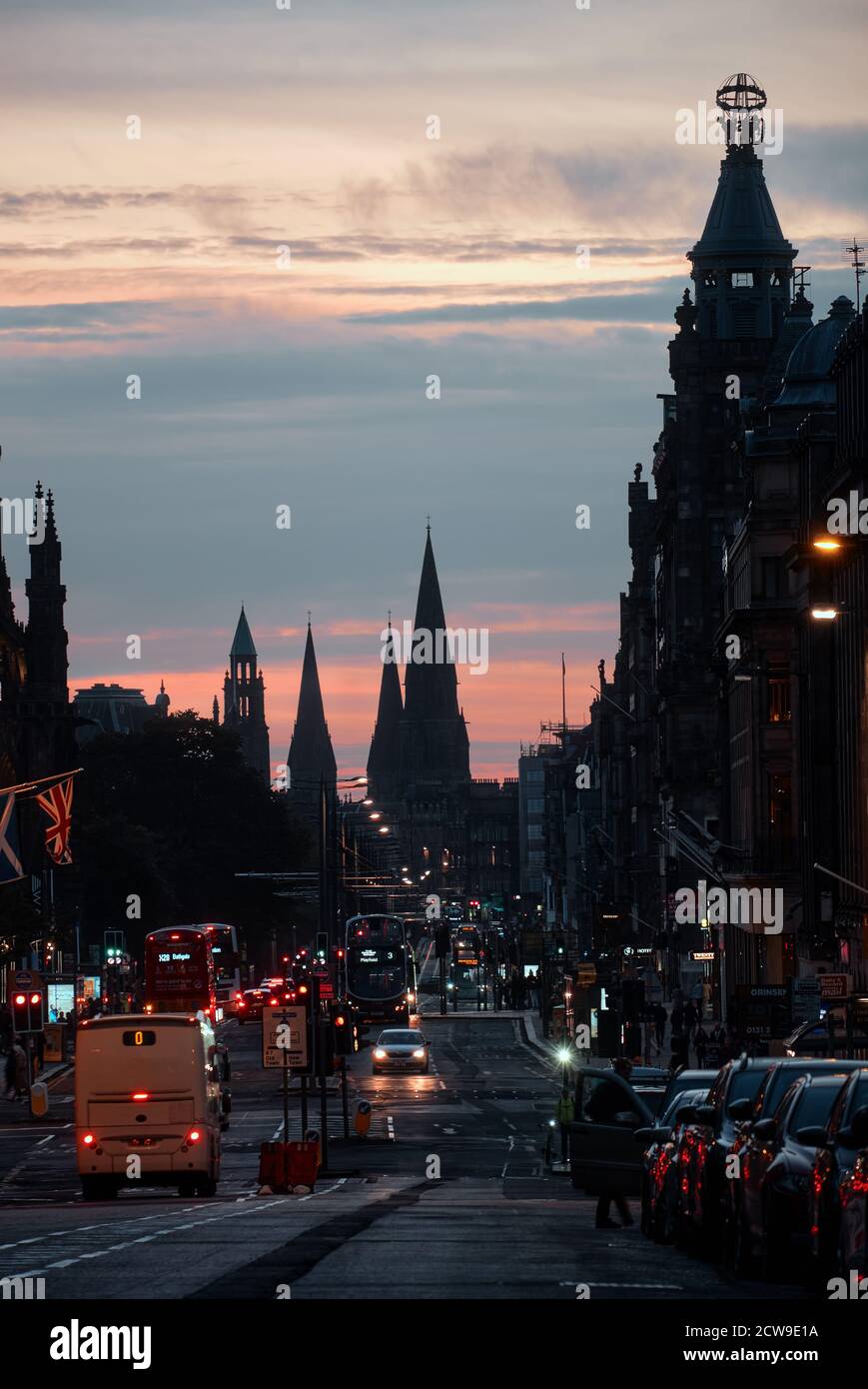 Princes Street, Edimburgo, Scozia, Regno Unito - 27 settembre 2020. La strada notturna di Edimburgo illuminata da semafori e piena di traffico. Foto Stock