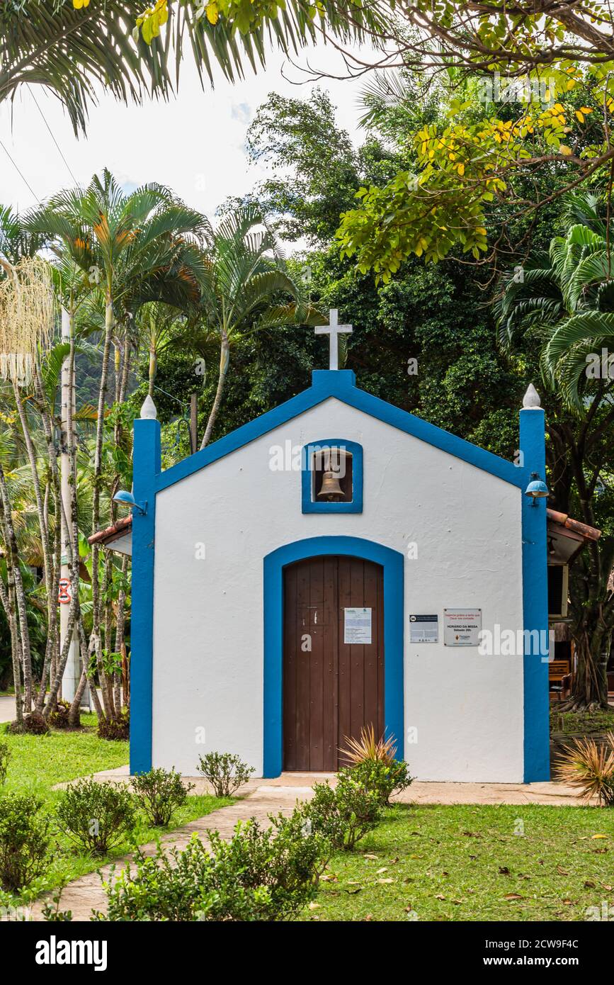 Facciata anteriore della vecchia cappella cattolica coloniale in Brasile Foto Stock