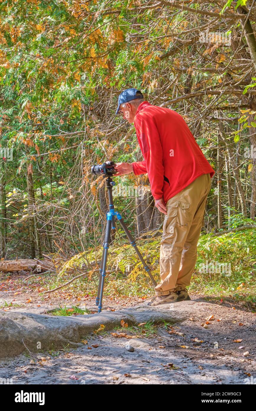 Il fotografo della natura allinea lo shoton una bella giornata di sole autunno vicino a Haliburton Ontario Canada. Foto Stock