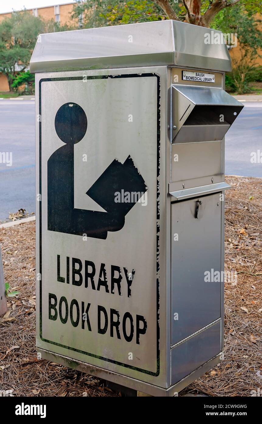 Una goccia di libro della biblioteca offre un ritorno facile dei libri della biblioteca alla University of South Alabama, 26 settembre 2020, in Mobile, Alabama. Foto Stock
