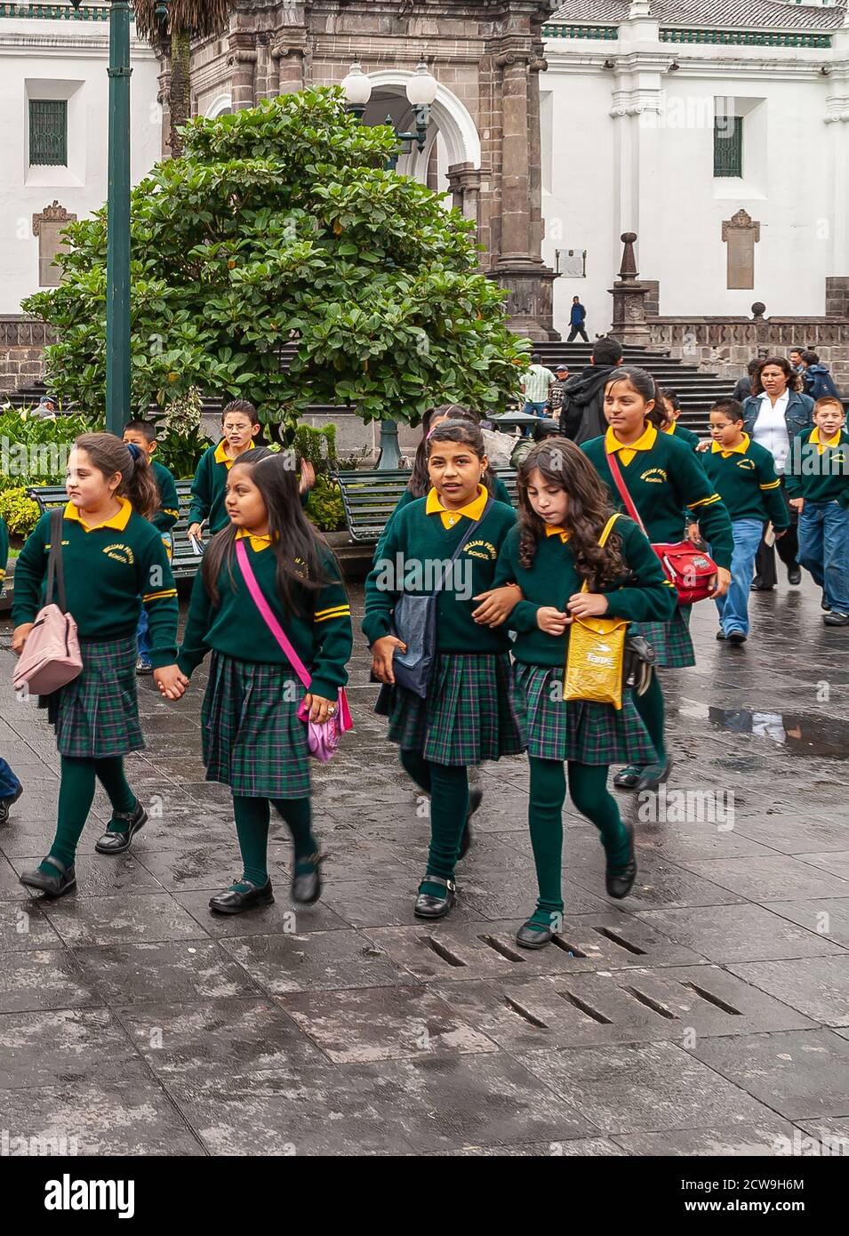 Quito, Ecuador - 2 dicembre 2008: Gruppo di studenti secondari di William Perkin International School Walking. Verde fogliame nella parte posteriore. Green-yello Foto Stock