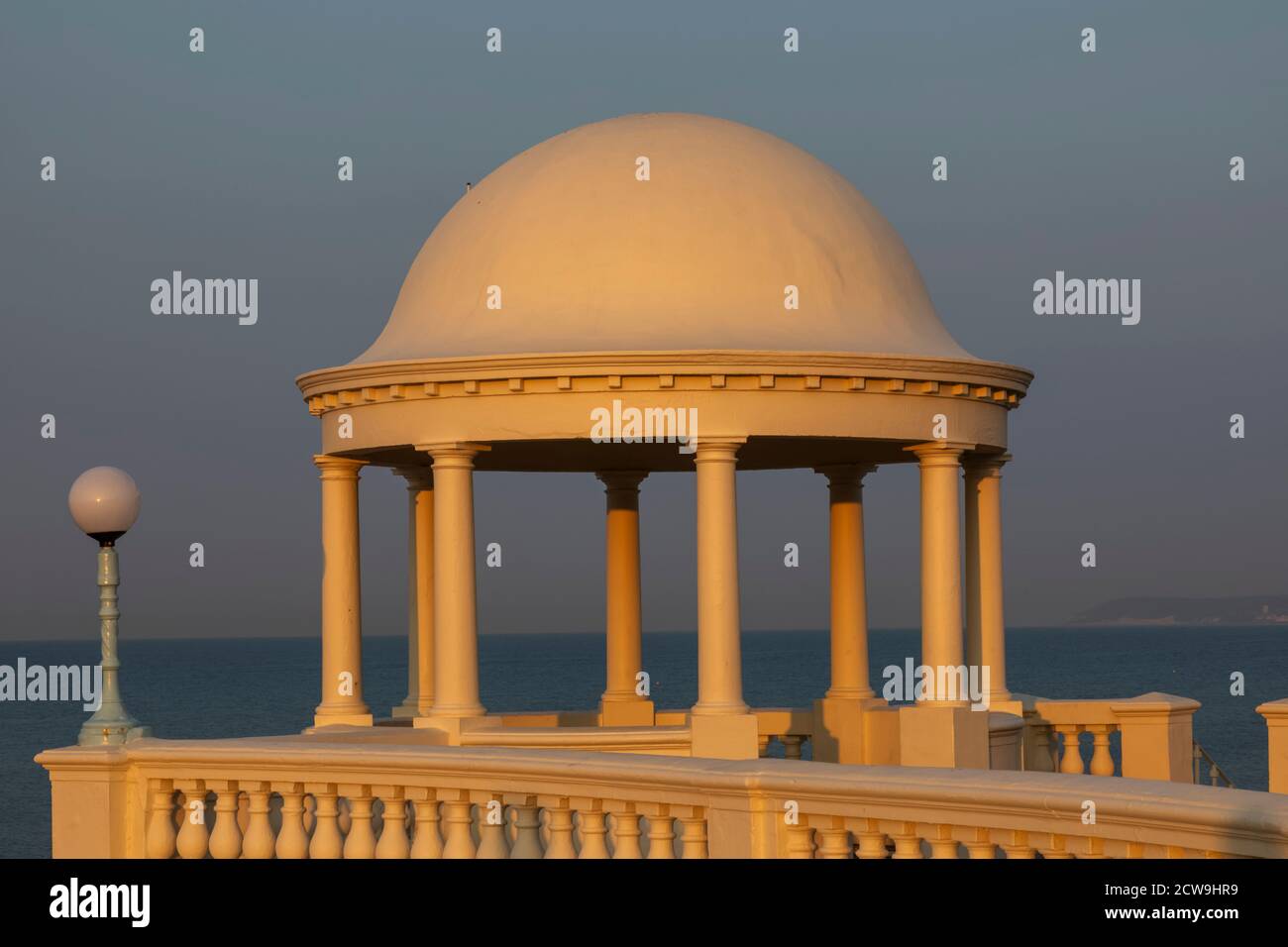 Inghilterra, Sussex Est, Bexhill on Sea, la De la Warr Pavilion Promenade Art Deco cupola Foto Stock