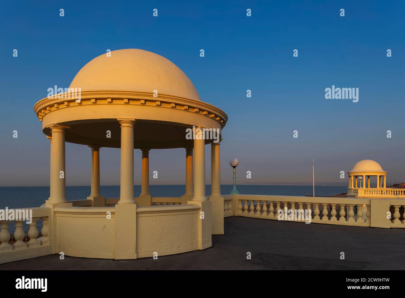Inghilterra, Sussex Est, Bexhill on Sea, la De la Warr Pavilion Promenade Art Deco cupola Foto Stock