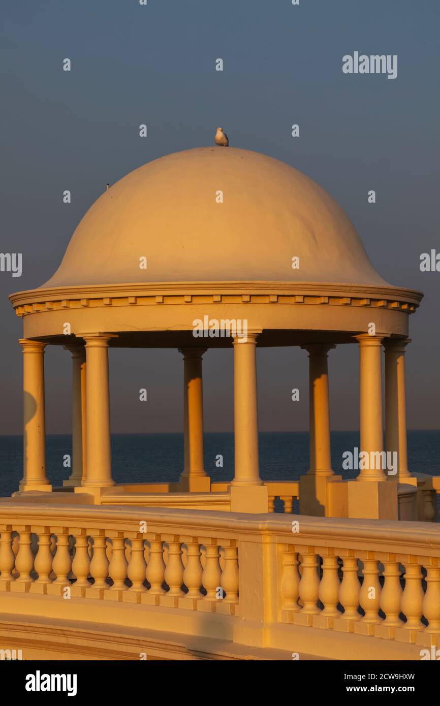 Inghilterra, Sussex Est, Bexhill on Sea, la De la Warr Pavilion Promenade Art Deco cupola Foto Stock