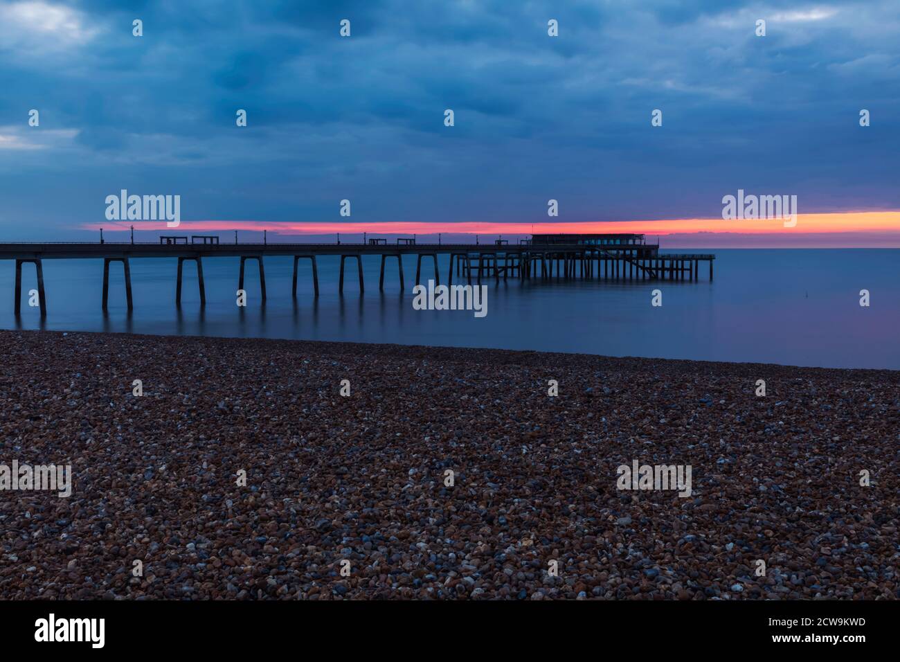 Inghilterra, Kent, Deal, Sunrise Over Deal Beach e Deal Pier Foto Stock