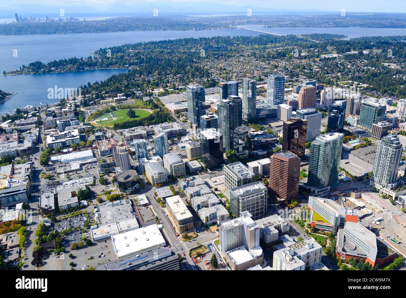 Vista aerea del centro di Bellevue nella King County, Washington state, Stati Uniti. Lago Washington e Seattle dietro. Foto Stock