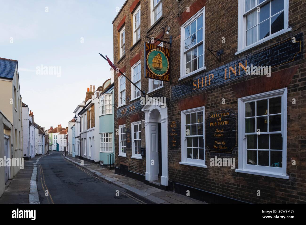 Inghilterra, Kent, Deal, The Ship Inn Pub e Street Scene Foto Stock