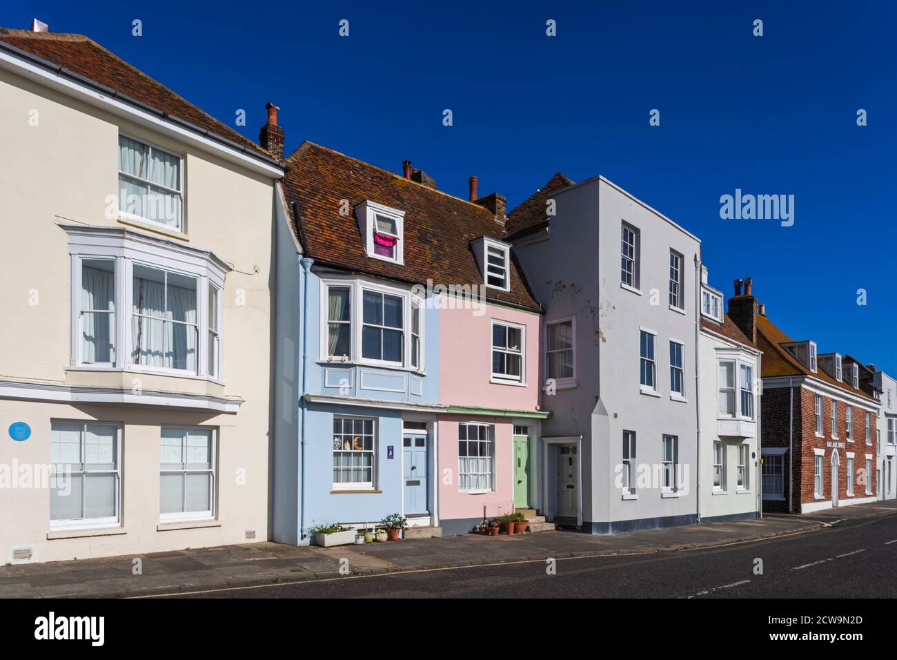 Inghilterra, Kent, Deal, Residential Street Scene con case colorate Foto Stock