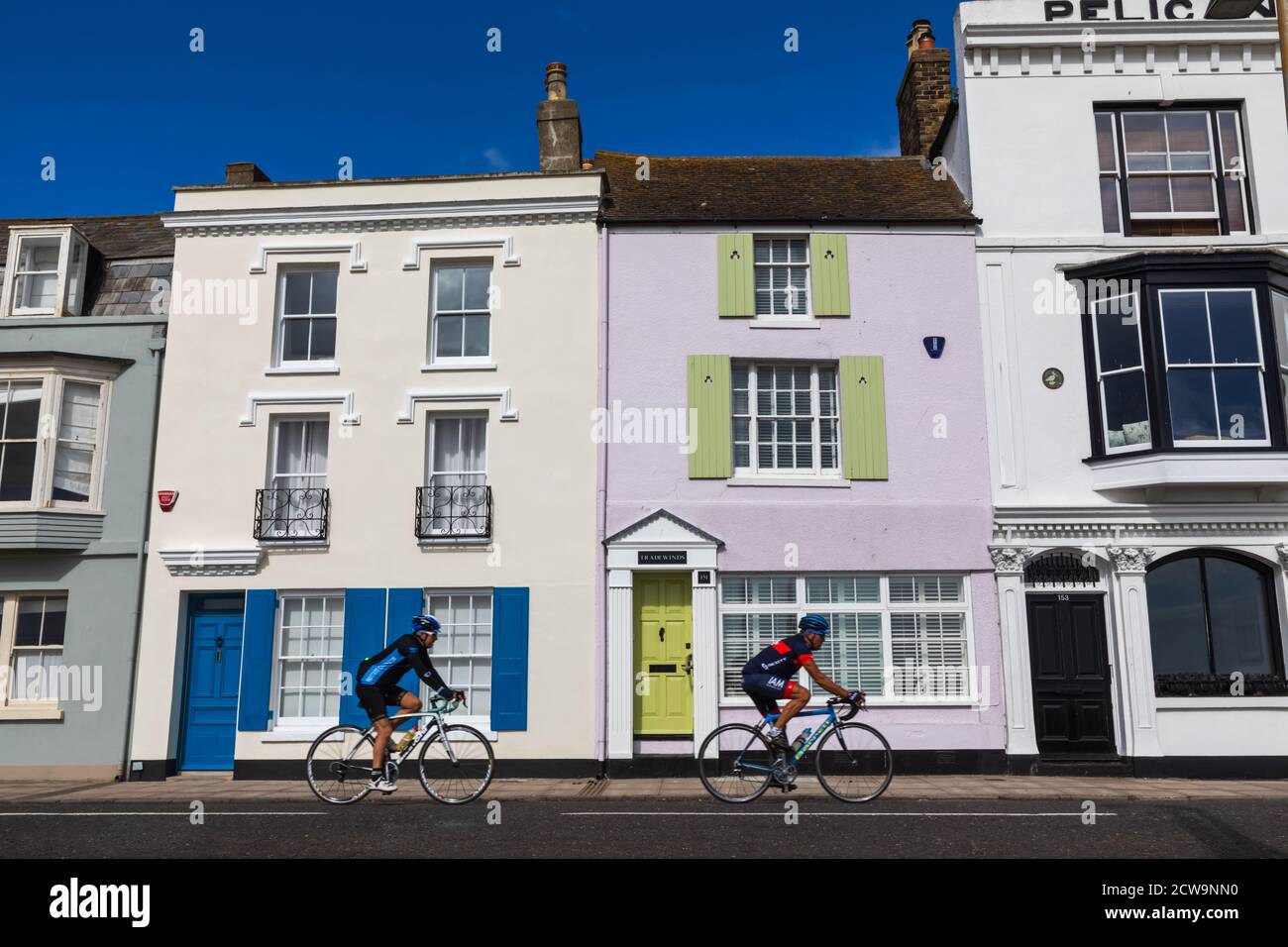 Inghilterra, Kent, Deal, Residential Street Scene con case colorate Foto Stock