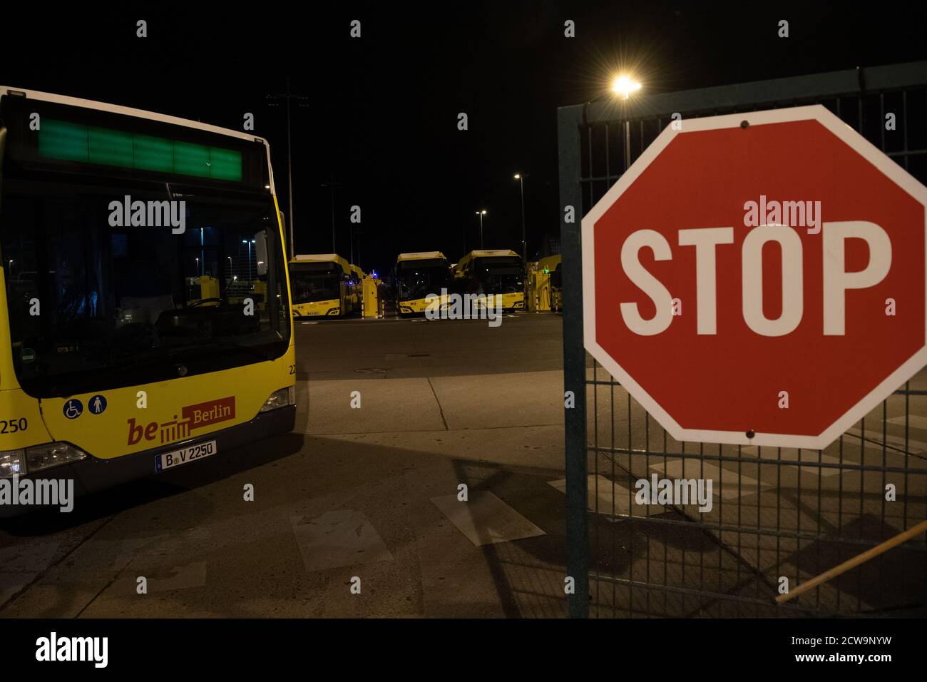 Berlino, Germania. 29 Settembre 2020. Un autobus del Berliner Verkehrsbetriebe (BVG) è parcheggiato ad angolo retto all'entrata del deposito di autobus BVG su Indira-Gandhi-Straße. Dalle tre è in corso uno sciopero simbolico nei trasporti pubblici. Con questa azione, l'Unione Verdi vuole aumentare la pressione sui datori di lavoro nella prossima contrattazione collettiva. Credit: Paul Zinken/dpa/Alamy Live News Foto Stock