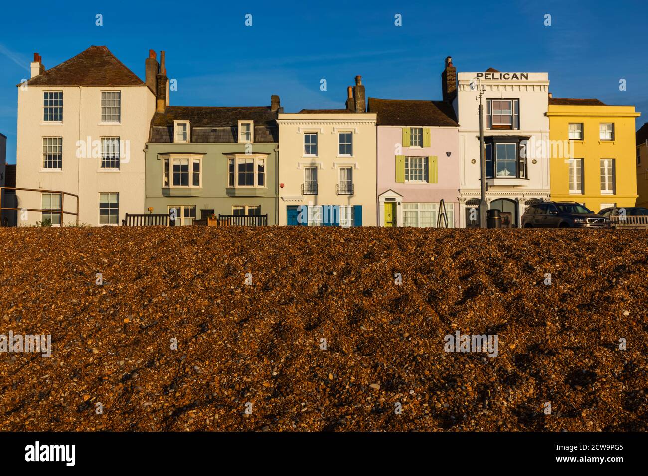 Inghilterra, Kent, Deal, colorato Seafront casa residenziale con la spiaggia in Foreground Foto Stock