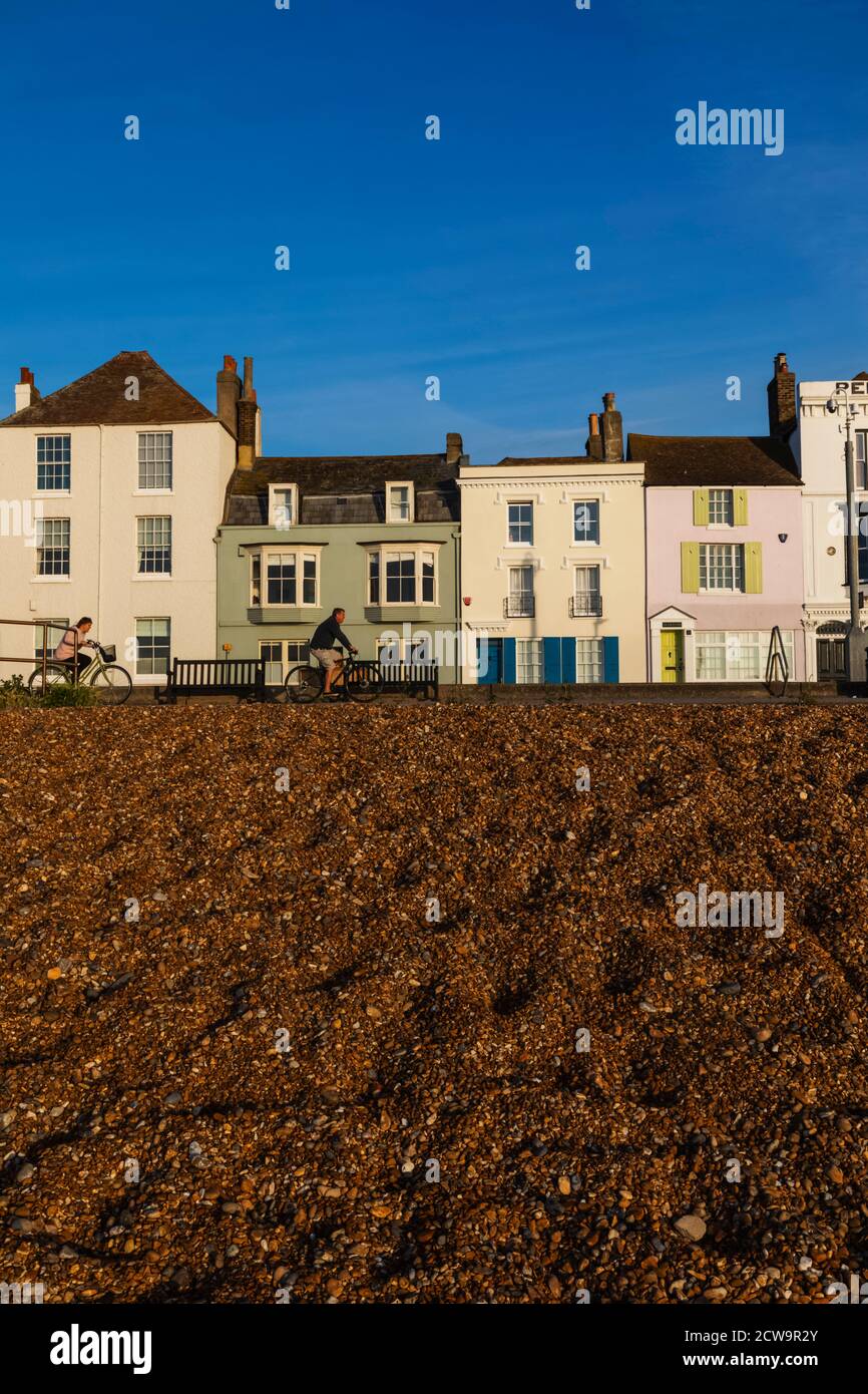 Inghilterra, Kent, Deal, colorato Seafront casa residenziale con la spiaggia in Foreground Foto Stock