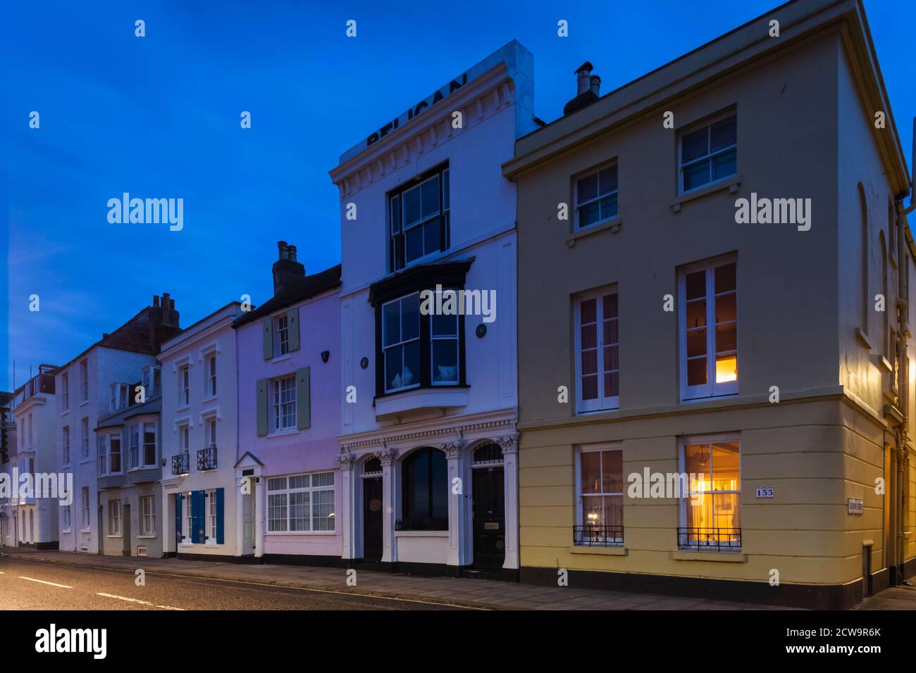 Inghilterra, Kent, Deal, colorato Seafront casa residenziale Foto Stock