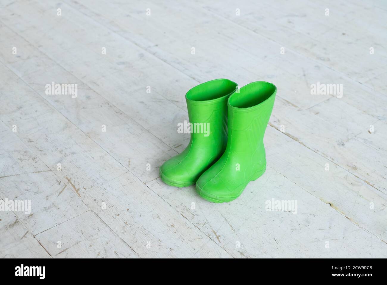 Stivali per bambini. Coppia di stivali in gomma verde per bambini, stivali  da gengivale per il