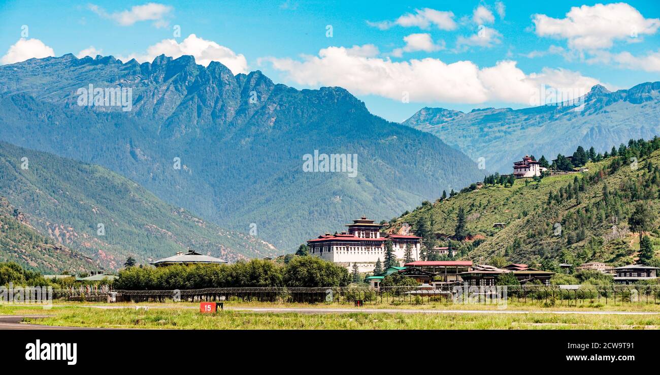 Panorama di Rinpung Dzong (Paro Dzong), monastero buddista e fortezza a Paro, Bhutan Foto Stock