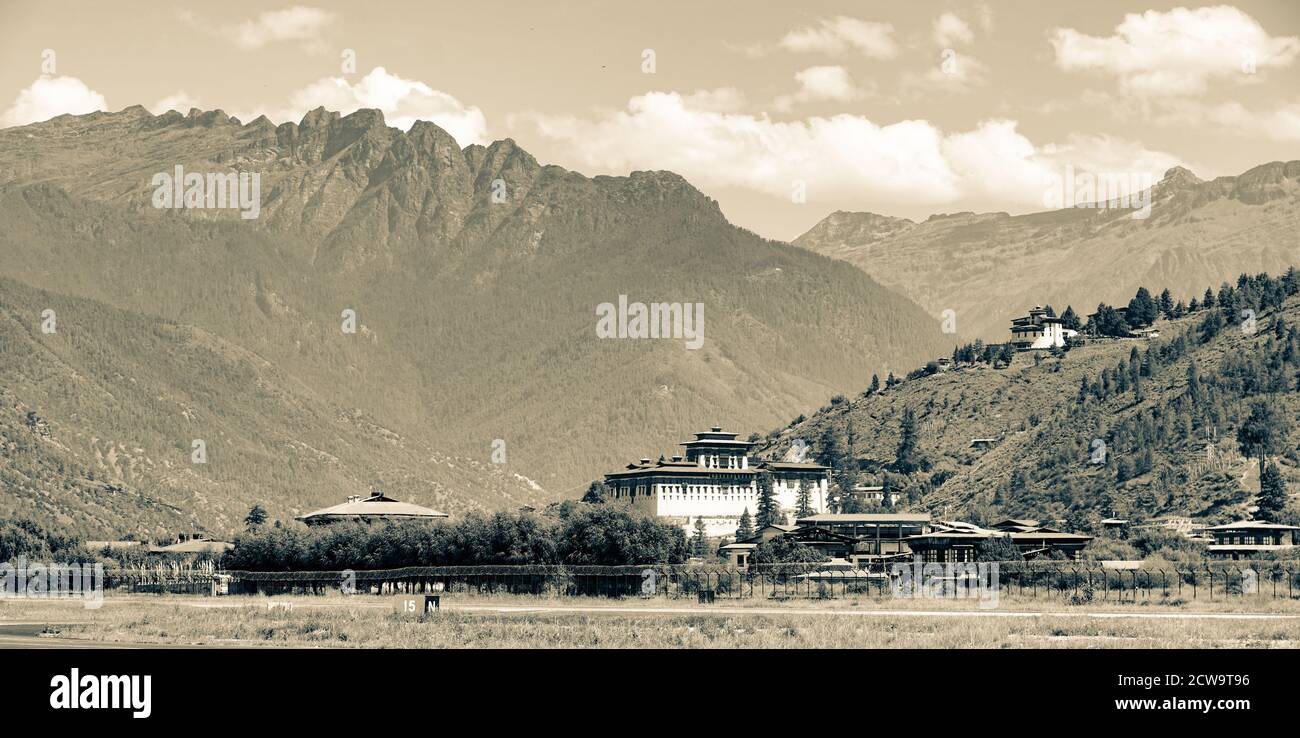 Panorama di Rinpung Dzong (Paro Dzong), monastero buddista e fortezza a Paro, Bhutan Foto Stock