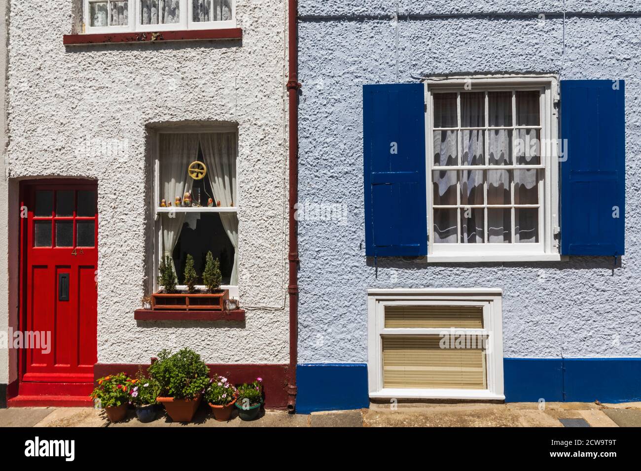 Inghilterra, Kent, Deal, porta colorata e finestre con copertura Foto Stock