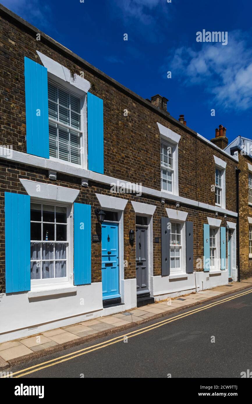 Inghilterra, Kent, Deal, porta colorata e finestre con copertura Foto Stock